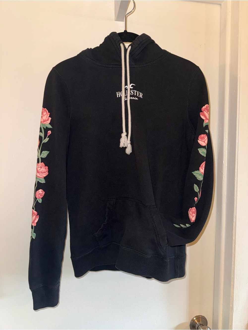 Hollister Black Floral Rose Sleeve Hoodie Women’s XS Pullover Sweatshirt